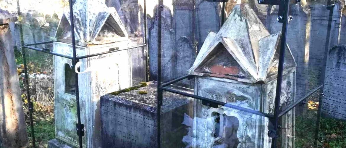 Felújításra szorul a herendi porcelángyárosok védett síremléke